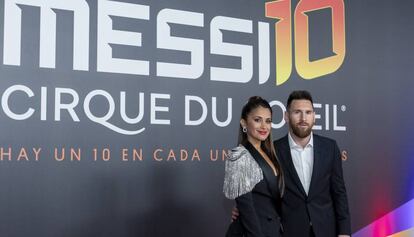 Lionel Messi con su esposa, Antonella Roccuzzo, en el estreno del espectáculo.