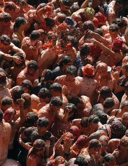 La festa, que aquest any compleix el seu 70è aniversari, va començar el 1945, quan una baralla entre dos joves va acabar en una "improvisada batalla de tomàquets entre la multitud congregada a la plaça del Poble", segons recorda l'organització.