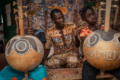Los instrumentos tradicionales africanos, como la kora en la imagen, conviven con los instrumentos que vienen de Occidente. “Promocionar la cultura africana forma parte del programa de la escuela. Además, el sonido de la kora se mezcla bien con el violín", explica Behrens.
En Burkina Faso, como en otros países de África, la música tradicional se transmite oralmente, a menudo en el seno de una familia, de padres y madres a hijos e hijas.
Las músicas ancestrales no nacieron para tocarse en un escenario, sino para acompañar diferentes momentos y espacios de la vida, como melodías de divertimento, para eventos sociales, para facilitar el trabajo y el esfuerzo colectivo o para rituales.