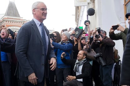 Claudio Ranieri, entrenador del Leicester City es aclamado por sus seguidores en el centro de Leicester.