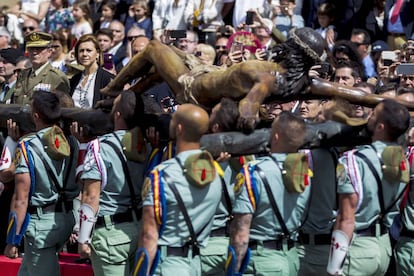 Traslado del Sant&iacute;simo Cristo de la Buena Muerte realizado por los legionarios del Tercio &quot;D.Juan de Austria&quot; III de La Legi&oacute;n.