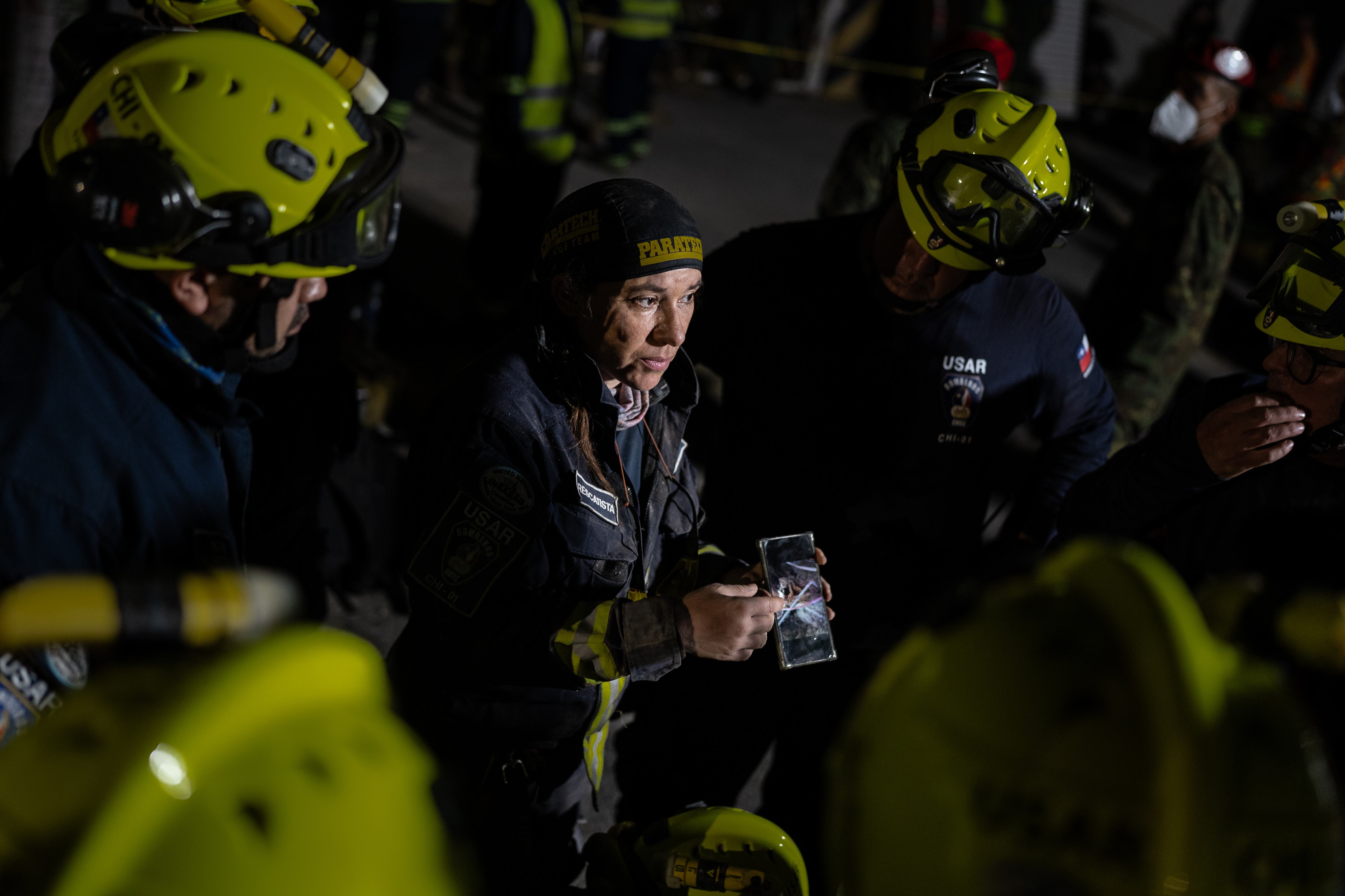 Una experta chilena comparte con su equipo parte del plan de extración de Hernán.