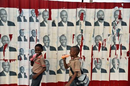 Unos niños sonríen ante carteles electorales del candidato a la presidencia por el PHTK, Jovenel Moise, en Puerto Príncipe, Haití.