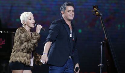 Alejandro Sanz se presenta junto a la cantante española Ana Torroja.