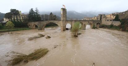 El puente románico de Besalú (Girona) durante la crecida del río Fluvià, este miércoles.