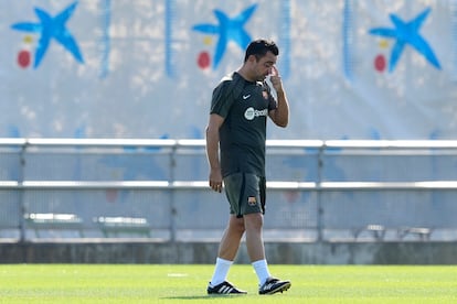 El técnico del FCBarcelona, Xavi Hernández, durante el entrenamiento que realiza la plantilla barcelonista antes del partido del domingo ante el Cádiz CF.