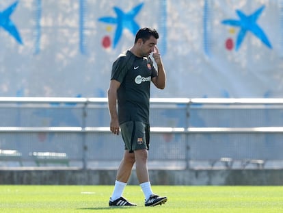 El técnico del FCBarcelona, Xavi Hernández, durante el entrenamiento que realiza la plantilla barcelonista antes del partido del domingo ante el Cádiz CF.