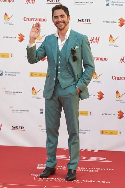Paco León, uno de los más arriesgados con traje verde.