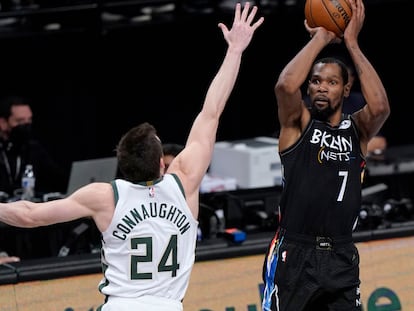 Kevin Durant lanza pese a la oposición de Connaughton en el Nets-Bucks.