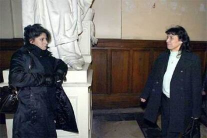 Fanny (a la izquierda) y Patricia, en diciembre de 2003 en los juzgados de Toulouse.