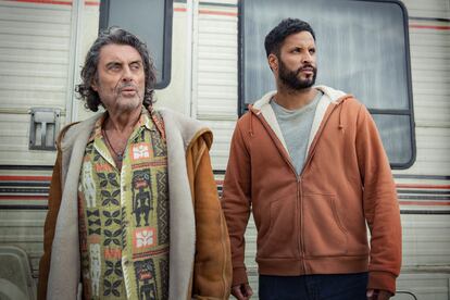 Ian McShane y Ricky Whittle en la tercera temporada de 'American Gods'.