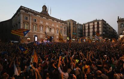 Milhares de manifestantes comemoram decis&atilde;o do Parlamento catal&atilde;o de dar in&iacute;cio ao processo de independ&ecirc;ncia.