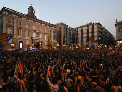 Milhares de manifestantes comemoram decis&atilde;o do Parlamento catal&atilde;o de dar in&iacute;cio ao processo de independ&ecirc;ncia.