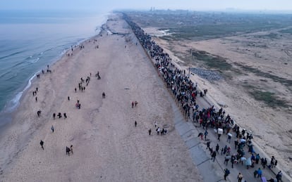 Vista aérea de la columna de miles de gazatíes que se dirigen del sur al norte este lunes. 