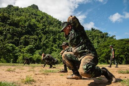 Los nuevos reclutas se entrenan en los campamentos de las guerrillas karen para combatir la dictadura birmana.