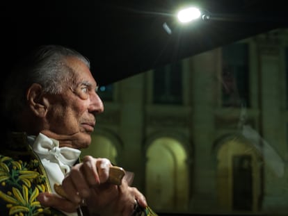 2 FEBRERO 2023. Al termino de la ceremonia en la academia Francesa, el escritor Mario Vargas Llosa en el interior del veh’culo que lo lleva a casa. ( Samuel Aranda para El Pais)