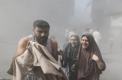 Palestinos corrían este jueves por las calles de Jan Yunis, en el sur de la Franja de Gaza, tras un ataque israelí.