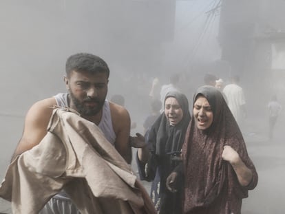 Palestinos corrían este jueves por las calles de Jan Yunis, en el sur de la Franja de Gaza, tras un ataque israelí.