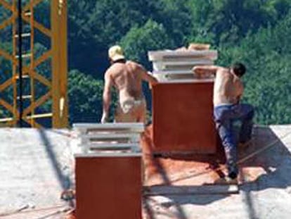 Dos trabajadores en un tejado