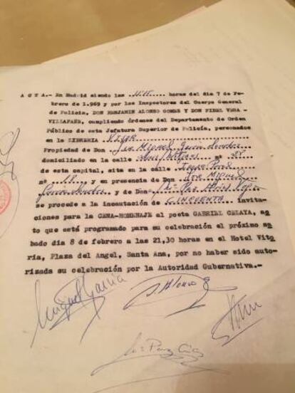 Certificado de la incautación de 50 invitaciones a un homenaje a Gabriel Celaya, poeta vinculado a la lucha antifranquista, por "no haber sido autorizada la celebración" del acto.