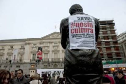 La estatua de Federico García Lorca preside la concentración en defensa de la cultura y por la huelga general del 14 noviembre. EFE/Archivo