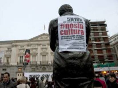La estatua de Federico García Lorca preside la concentración en defensa de la cultura y por la huelga general del 14 noviembre. EFE/Archivo