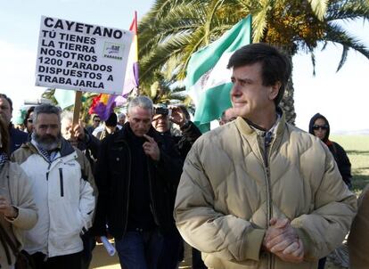 Gordillo (l) with Cayetano Luis Martínez de Irujo y Fitz-James Stuart (r), the son of the Duchess of Alba. In reaction to negative comments made by the count, Gordillo and his supporters occupied Cayetano's lands.