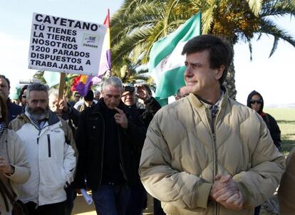 Gordillo (l) with Cayetano Luis Mart&iacute;nez de Irujo y Fitz-James Stuart (r), the son of the Duchess of Alba. In reaction to negative comments made by the count, Gordillo and his supporters occupied Cayetano&#039;s lands.