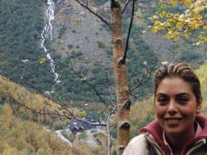 La autora de la carta, con un salto de agua al fondo, durante su estancia en Noruega.
