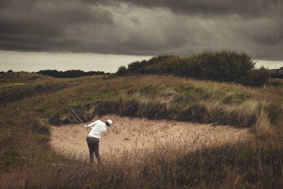 El golfista Ronan Kleu, de Suiza, disputa un hoyo durante el segundo día del Campeonato R&A Amateur, en Lytham St Annes (Inglaterra), este martes.