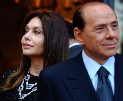 El primer ministro italiano, Silvio Berlusconi, y su esposa, Veronica Lario, durante una cena oficial en Roma en junio de 2004. Lario, su segunda esposa, inicio los trámites de divorcio en febrero de 2009, tras los escándalos que protagonizó Berlusconí.