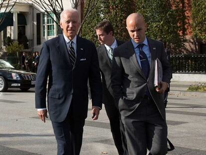 El presidente de Estados Unidos, Joe Biden, camina junto al director del Departamento del Hemisferio Occidental del Consejo de Seguridad Nacional de la Casa Blanca, Juan González.