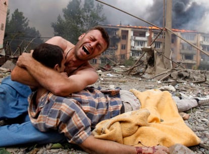 Un georgiano abraza el cuerpo de un familiar en Gori, muerto en los bombardeos de la aviación rusa en 2008.