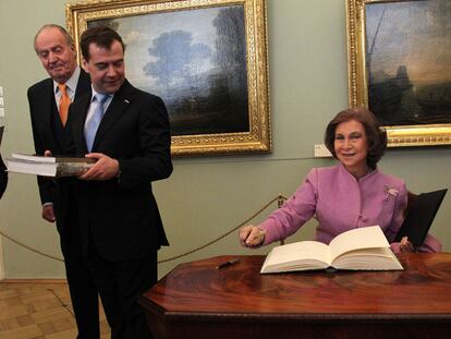 La reina Sofía firma en el libro del Ermitage ante Dmitri Medvédev y el rey Juan Carlos.