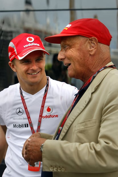 Niki Lauda, a la derecha, conversa con el finlandés Heikki Kovalainen hace tres temporadas.