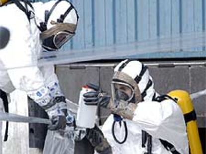 Agentes de Alerta Química recogen el paquete sospechoso.