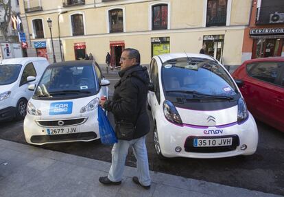 Además, la velocidad sigue quedando limitada, como ya ocurre hoy, a 70 kilómetros por hora en la autovía de circunvalación M-30, así como en las vías de acceso a la capital. En la imagen, coches electricos aparcados en la calle Toledo por alerta de polución.