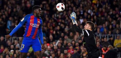 Umtiti trata de rematar ante el portero del H&eacute;rcules.