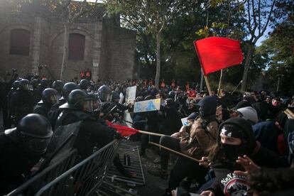 Los policías cargan contra los manifestantes en las Drassanes.