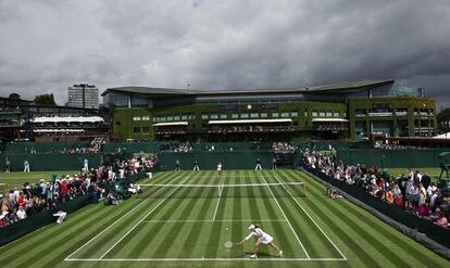 Bucsa devuelve de revés durante el partido contra Rakhimova en las instalaciones de Wimbledon.