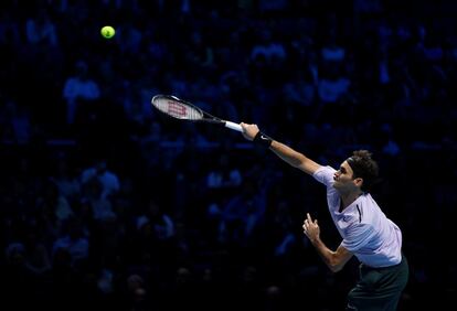 El tenista suizo Roger Federer golpea una bola al croata Marin Cilic durante su encuentro de las Finales ATP disputado en Londres (Reino Unido).
