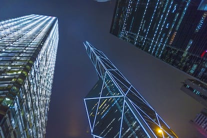 Famoso por su espectacular iluminación, es uno de los edificios más reconocibles de Hong Kong. Tiene una altura de 367 metros y se terminó de construir en 1990. Fue criticado por maestros de feng shui por sus esquinas afiladas. Según decían, podían traer mala suerte a sus vecinos. Fue el primer rascacielos fuera de Estados Unidos que sobrepasó la marca de los 305 metros.