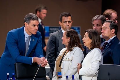 Pedro Sánchez, con miembros de la delegación española, durante la cumbre de la OTAN.
