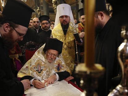 Bartolomeu I assina o decreto que marca a separação da Igreja Ortodoxa da Ucrânia em relação à da Rússia, neste sábado, em Istambul.