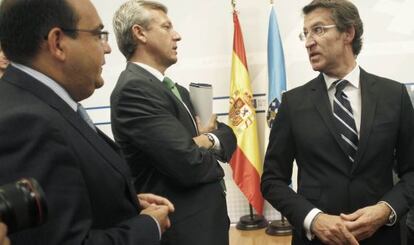 Alberto Núñez Feijóo, a la derecha, conversa con el conselleiro de Presidencia, Alfonso Rueda, a su lado, y el jefe de gabinete del presidente, Álvaro Pérez.