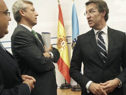 Alberto N&uacute;&ntilde;ez Feij&oacute;o, a la derecha, conversa con el conselleiro de Presidencia, Alfonso Rueda, a su lado, y el jefe de gabinete del presidente, &Aacute;lvaro P&eacute;rez.