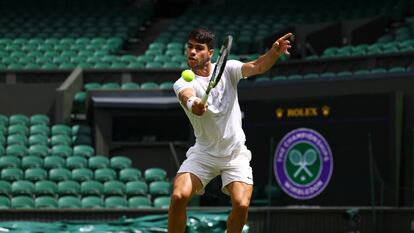 Carlos Alcaraz se ejercita ayer en Wimbledon.
