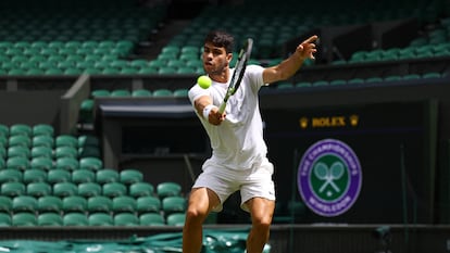 Alcaraz pelotea en la Centre Court de Wimbledon en un entrenamiento de esta semana.