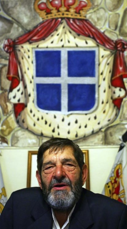 Giorgio Carbone. Detrás, la bandera de Seborga, en 2005.