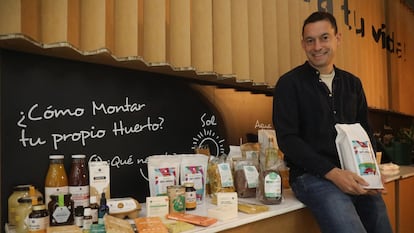 Pablo Sánchez, fundador y CEO de Planeta Huerto, muestra algunos de los productos ecológicos que venden, como chocolates, miel, café o pasta.